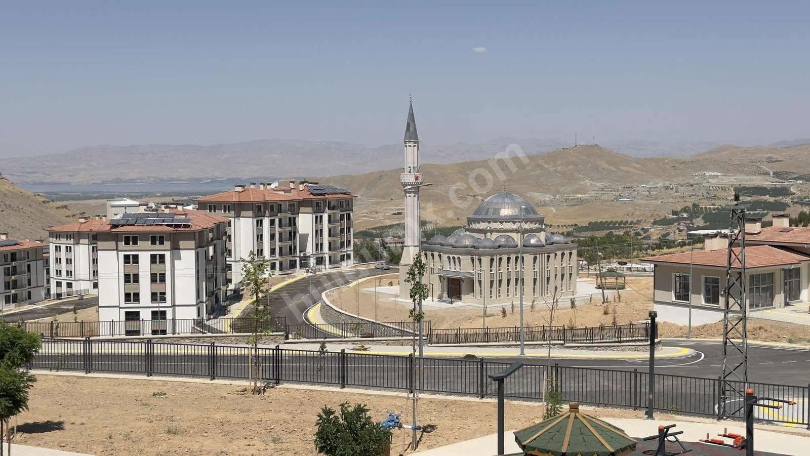 GB/NEST'den ÇAMURLU AKOĞUZ KIŞLASI TOKİDE 3+1 KİRALIK DAİRE - Fotoğraf 3