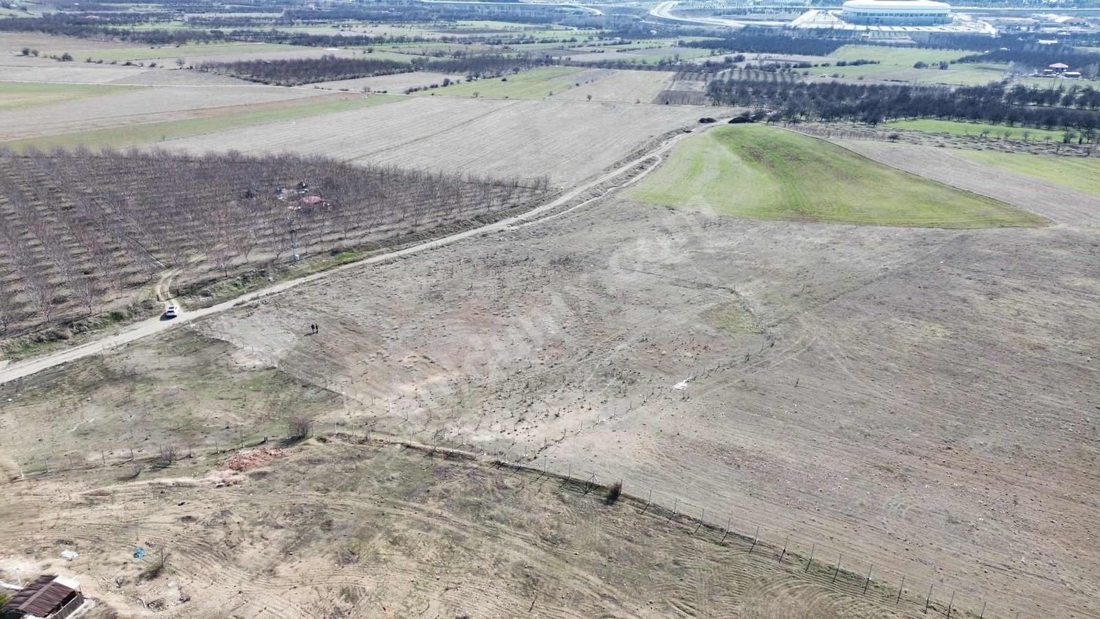 VİP LİNEDEN STAD ARKASINDA UZUN SÜRELİ 7.630m2 KRALIK ARSA - Fotoğraf 4