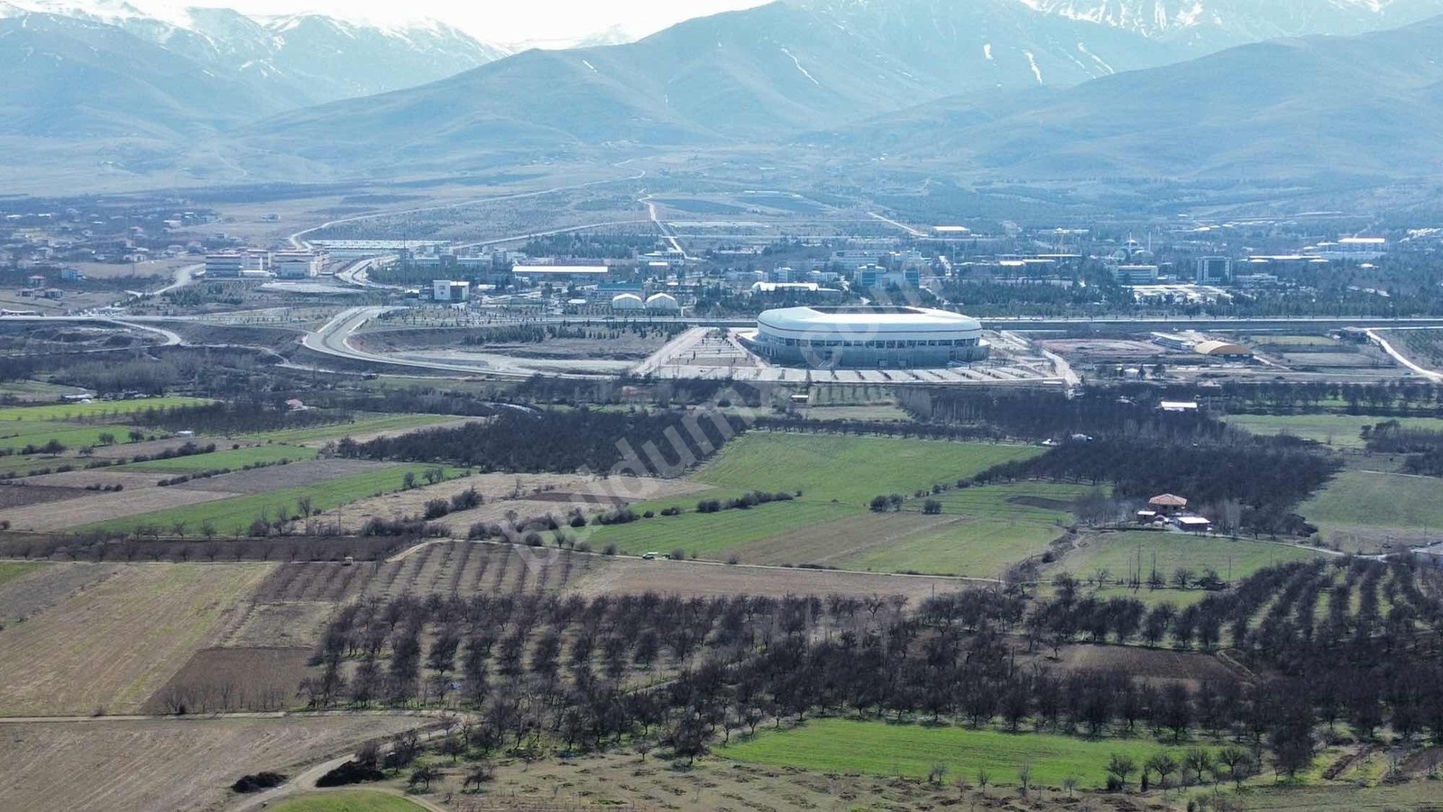 VİP LİNEDEN STAD ARKASINDA UZUN SÜRELİ 7.630m2 KRALIK ARSA - Fotoğraf 5