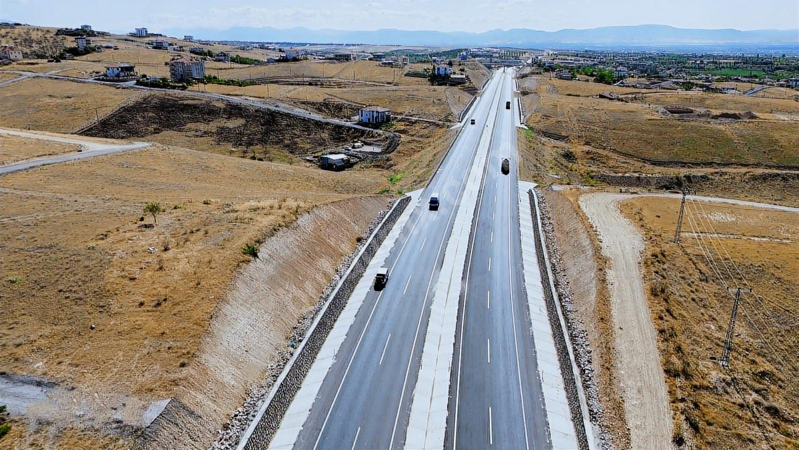 VİP LİNEDEN HATUNSUYUNDA KUZEYÇEVRE YOLUNA SIFIR KiRALIK ARSA - Fotoğraf 2