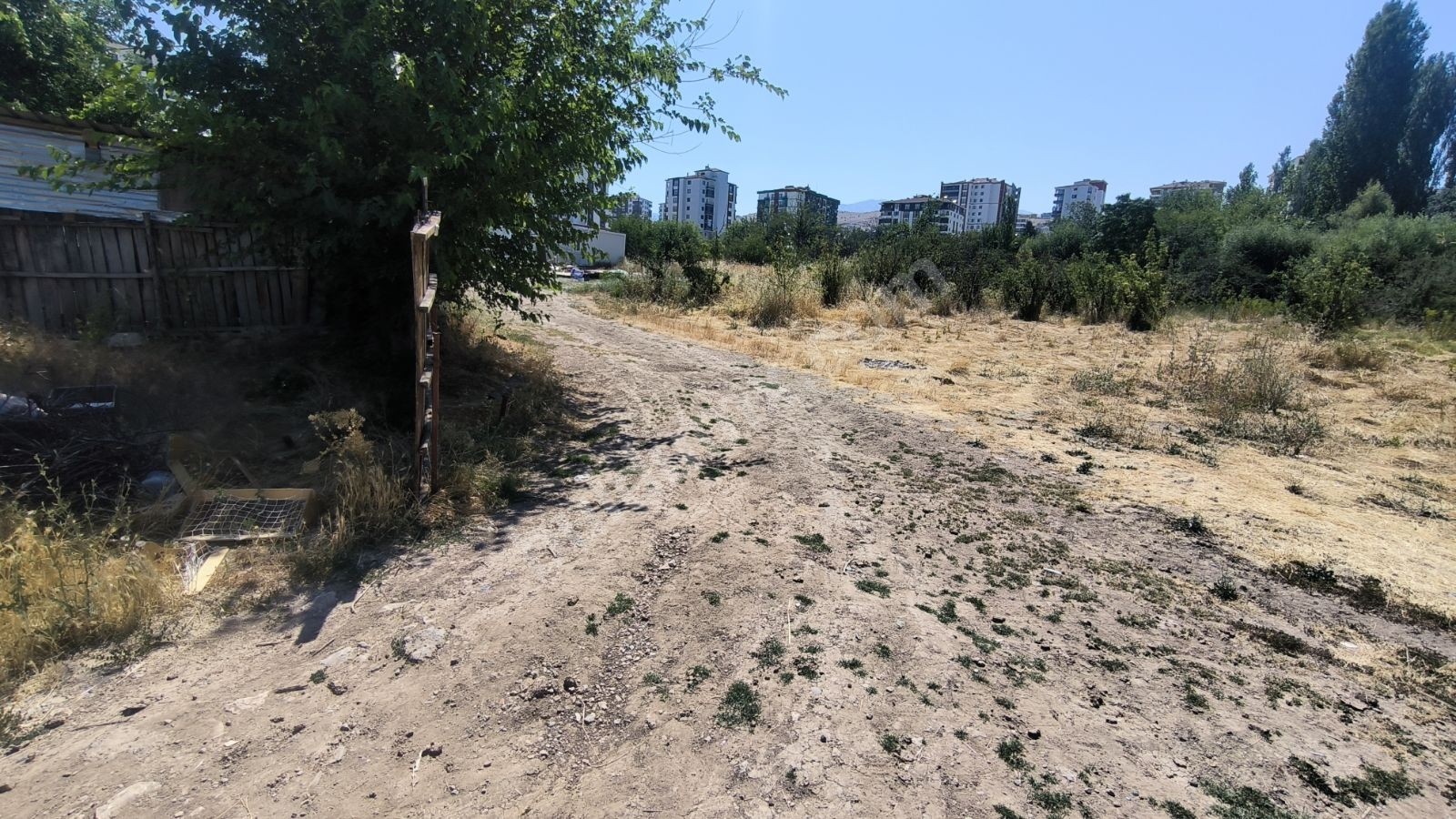 Tecde Yüz akı Bostanbaşı Ara Bölgede Satılık 272 M2 Arsa - Fotoğraf 3