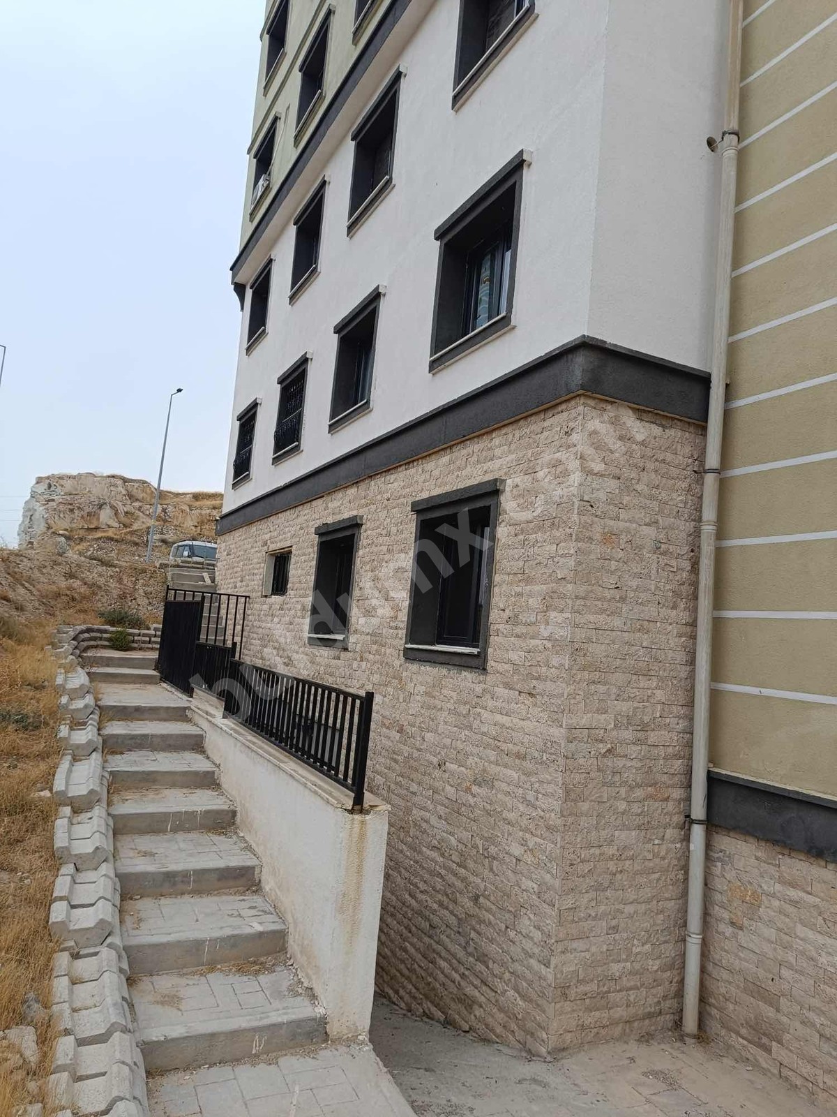 BEREKET'TEN KALDIRIM TOKIDE 3+1 KİRALIK KOT DAIRESI - Fotoğraf 4