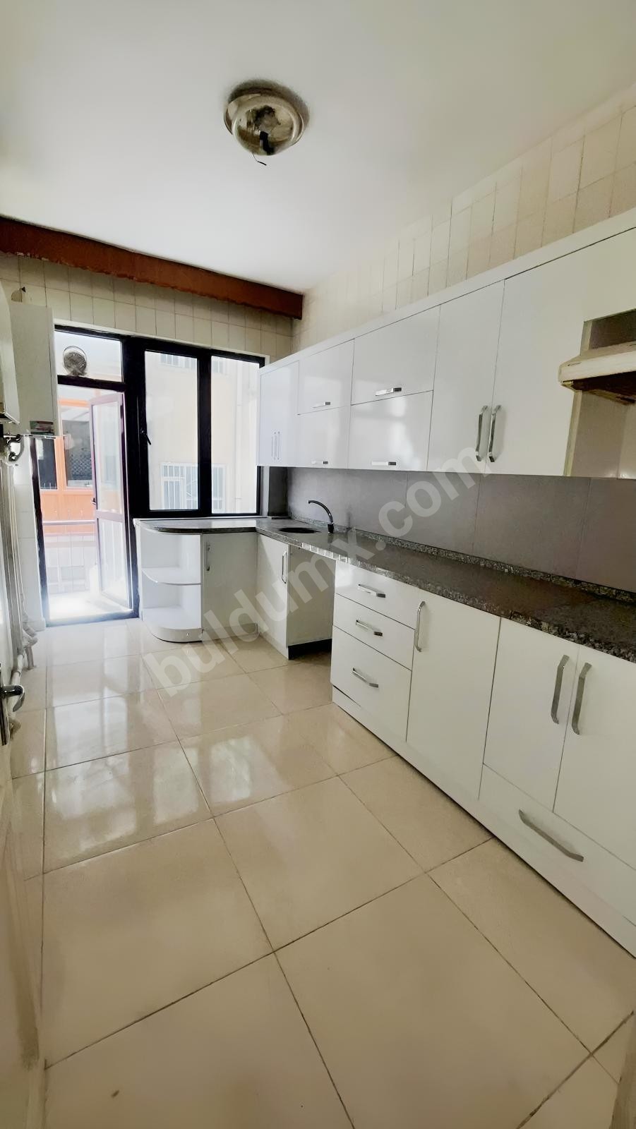 VADİ MALDİADAN KANALBOYUNDA MADO ÜSTÜ 3+1 KİRALIK DAİRE - Fotoğraf 3