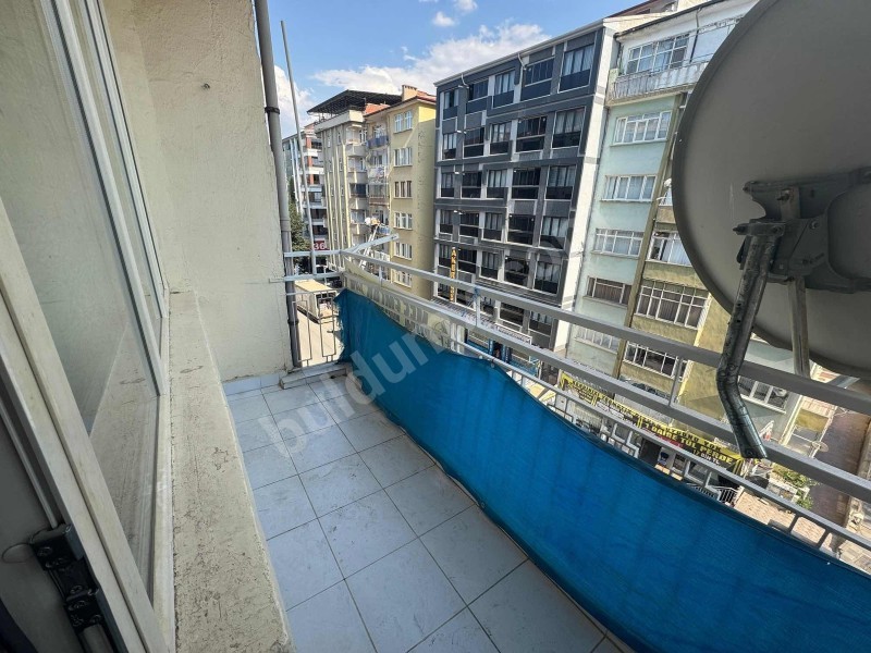 ÜÇGEN PARK KARŞISINDA 2+1 DOĞALGAZLI KİRALIK DAİRE