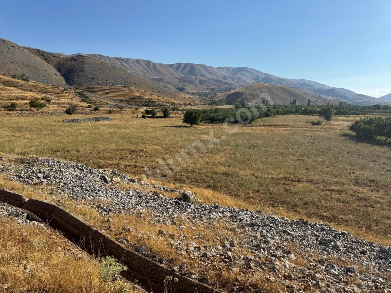 ERKENEK GEDİKAĞZI BÖLGESİNDE SATILIK 14.829m2 SULU TARLA